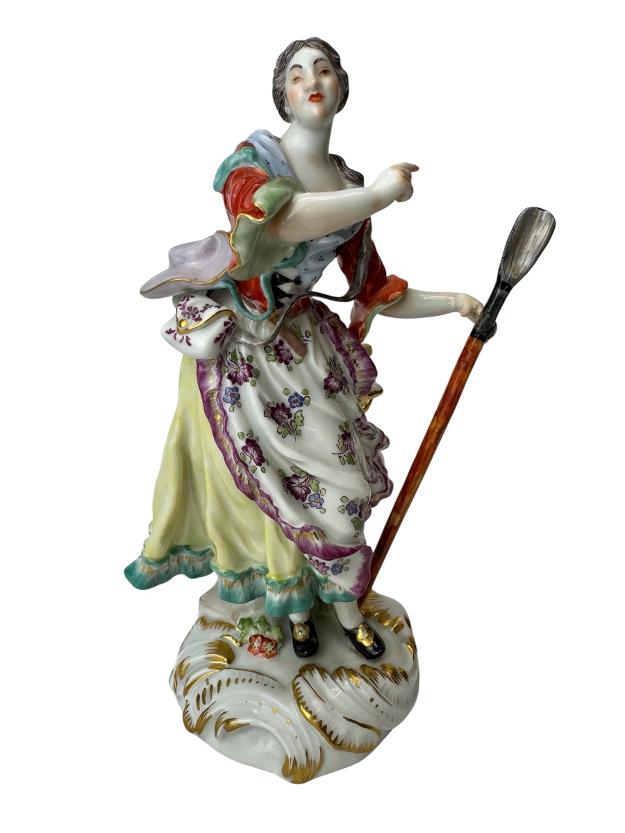 Meissen - Figure en porcelaine représentant une bergère dansant