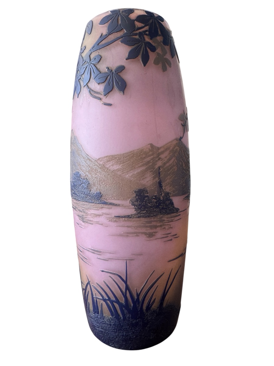 De Vez - Vase en camée  à décor de paysage lacustre.-photo-1