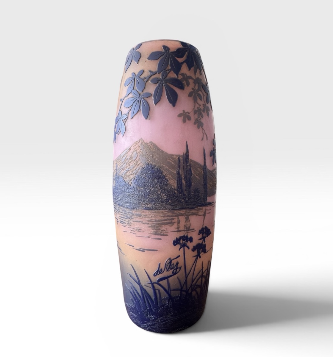 De Vez - Vase en camée  à décor de paysage lacustre.