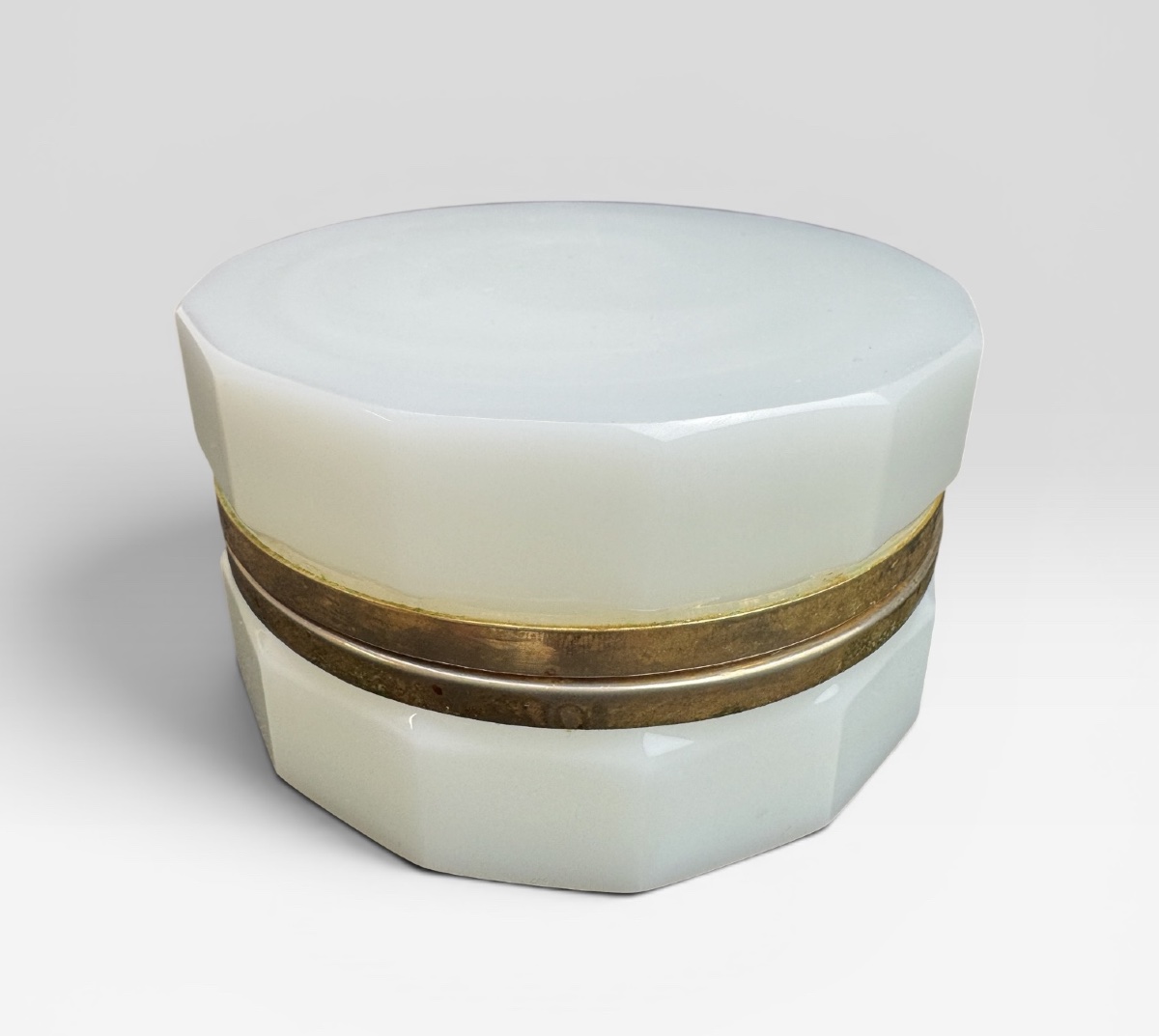 Boîte en opaline blanche, XIXème.  