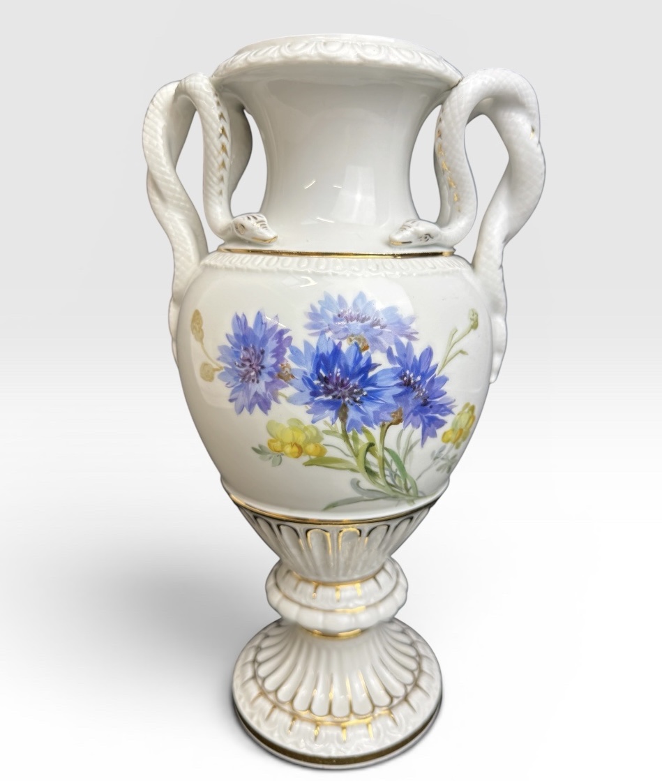 Meissen - Vase balaústre à anses en forme de serpent à décor des bleuets