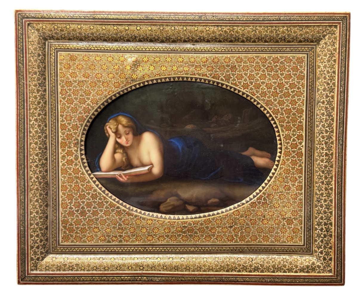 KPM- Plaque en porcelaine - Madeleine lisant 