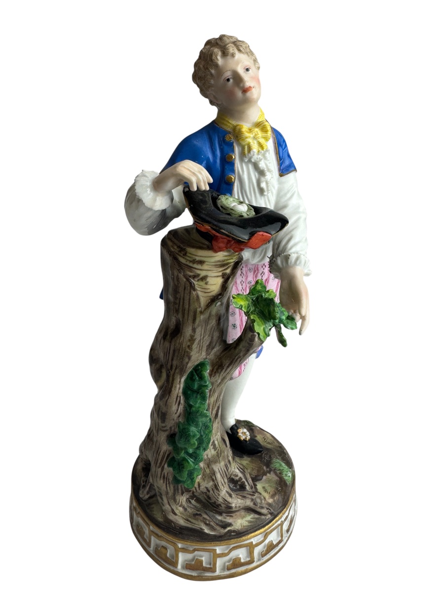 Meissen, figurine en porcelaine d’un garçon au nid d'oiseau -photo-2