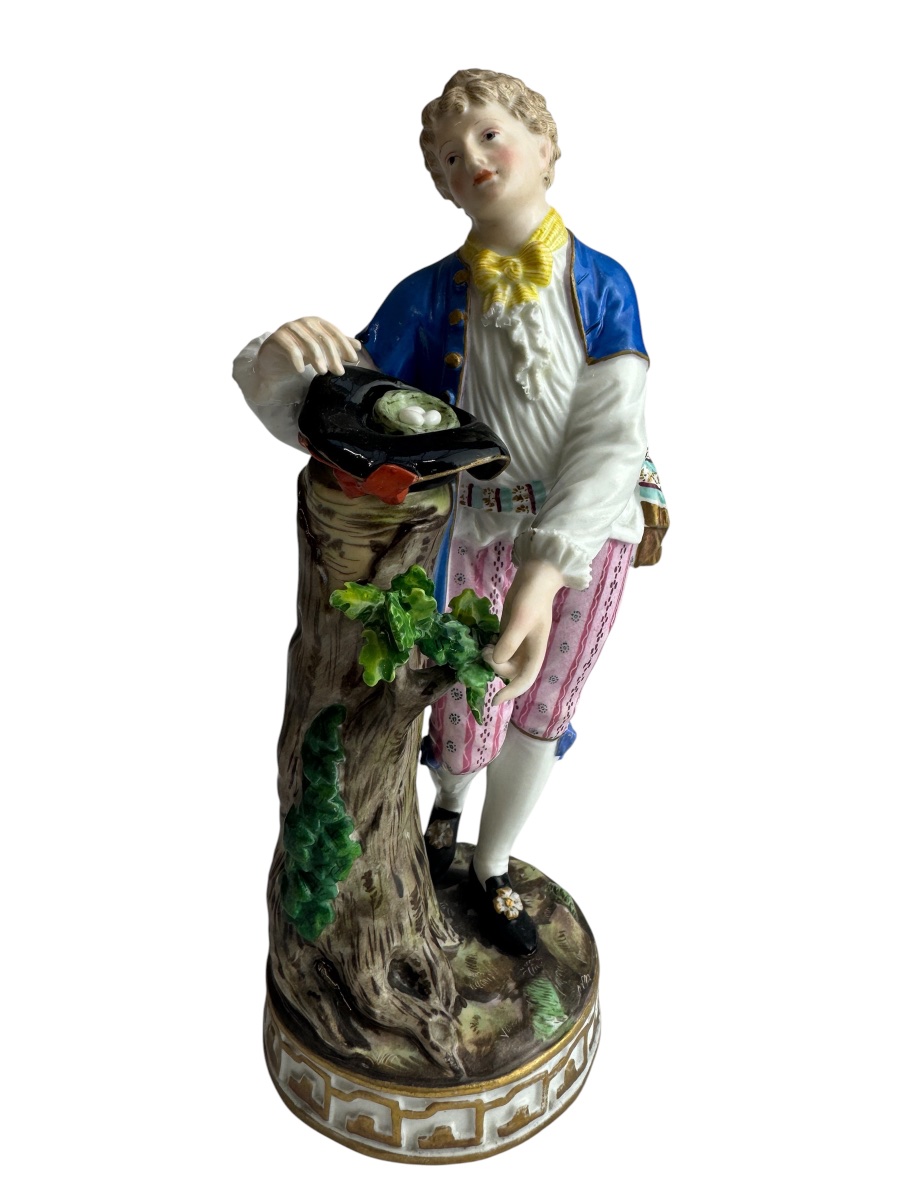 Meissen, figurine en porcelaine d’un garçon au nid d'oiseau 