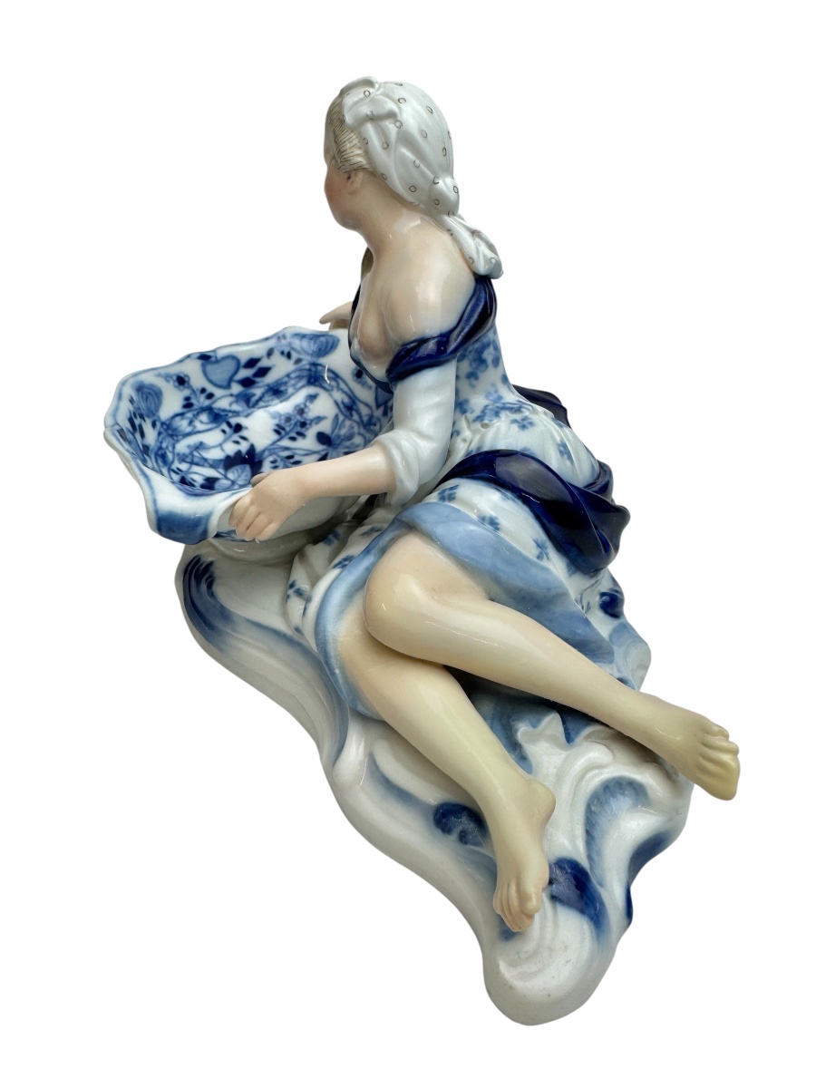 Meissen - Porcelain Salt Or Pepper Shaker, Featuring A Lady Figure With An Onion-patterned Design. -photo-2