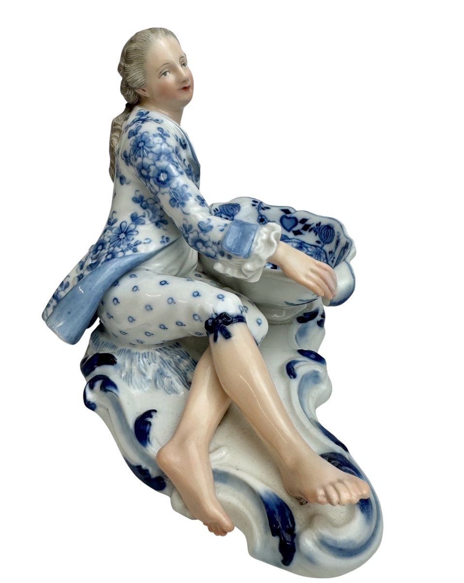 Meissen - Porcelain Salt Or Pepper Shaker, Figurine-shaped Design With An Onion Motif. -photo-2