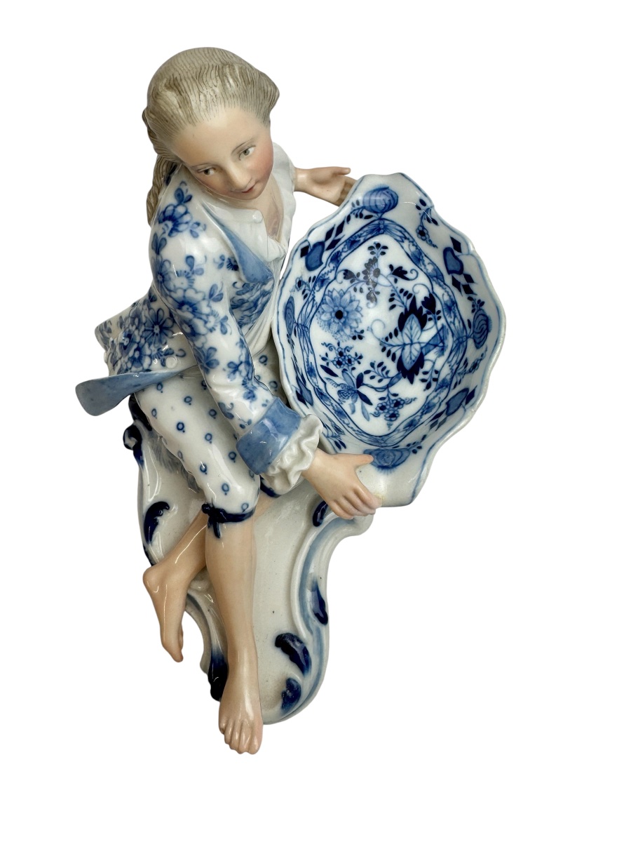 Meissen - Porcelain Salt Or Pepper Shaker, Figurine-shaped Design With An Onion Motif. -photo-4