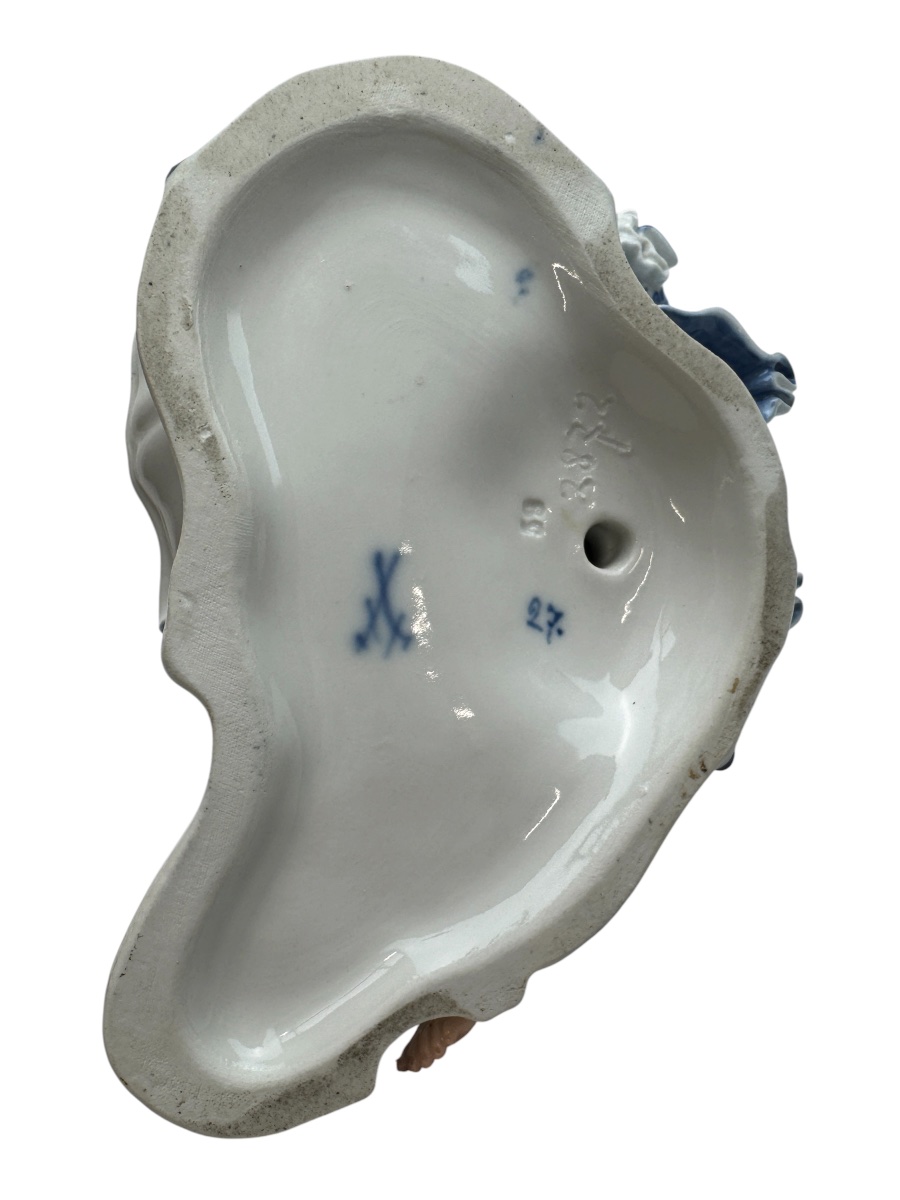 Meissen - Porcelain Salt Or Pepper Shaker, Figurine-shaped Design With An Onion Motif. -photo-5