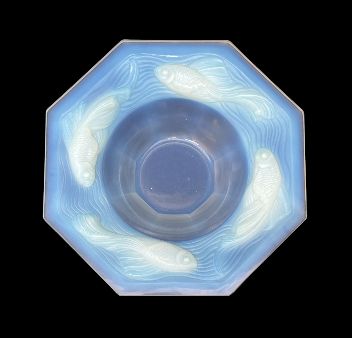 Etling – Coupe octogonale en verre opalescent à décor des poissons 