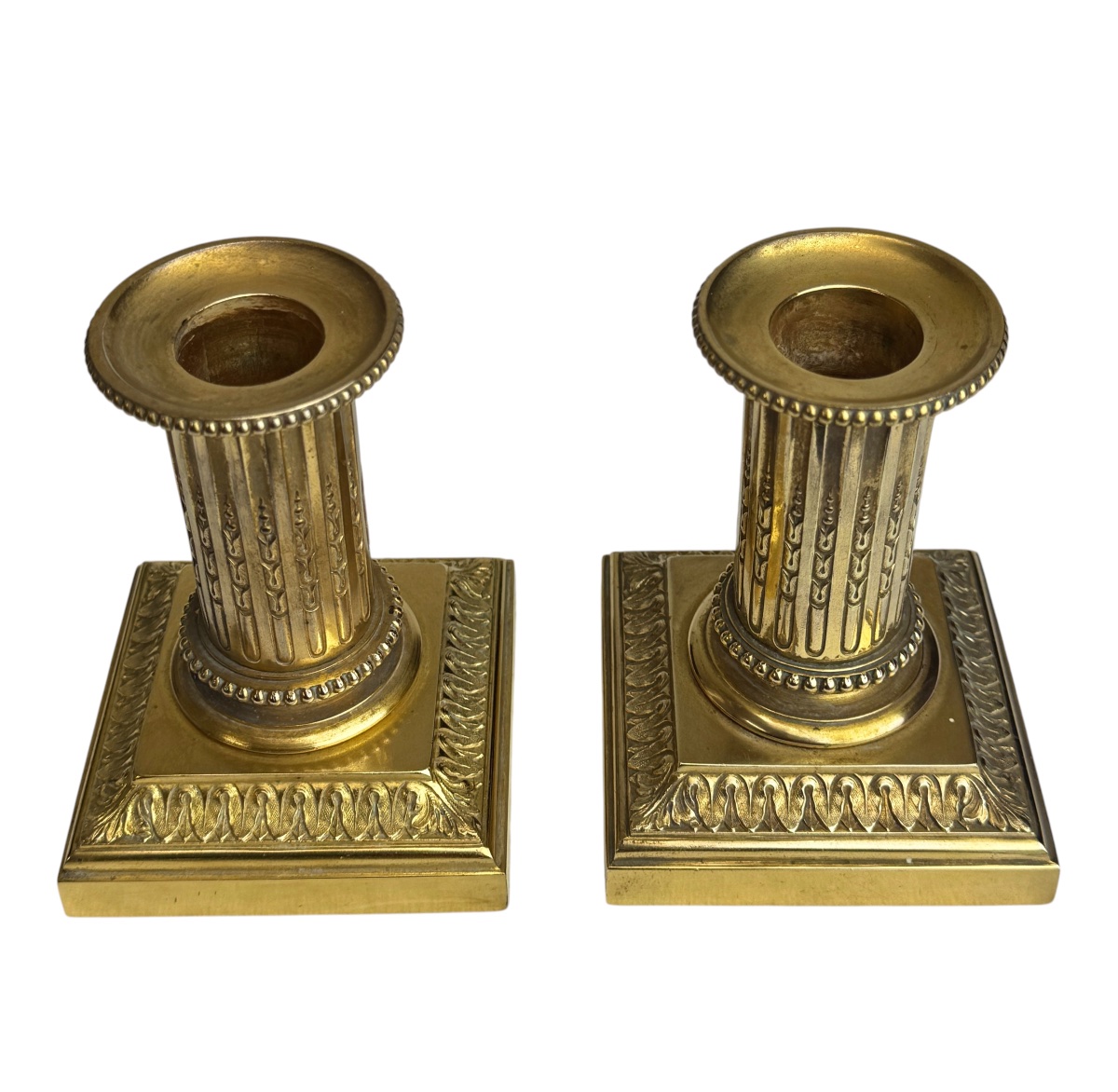 Cailar Bayard - Paire de petits bougeoirs en bronze doré de style Louis XVI. -photo-2