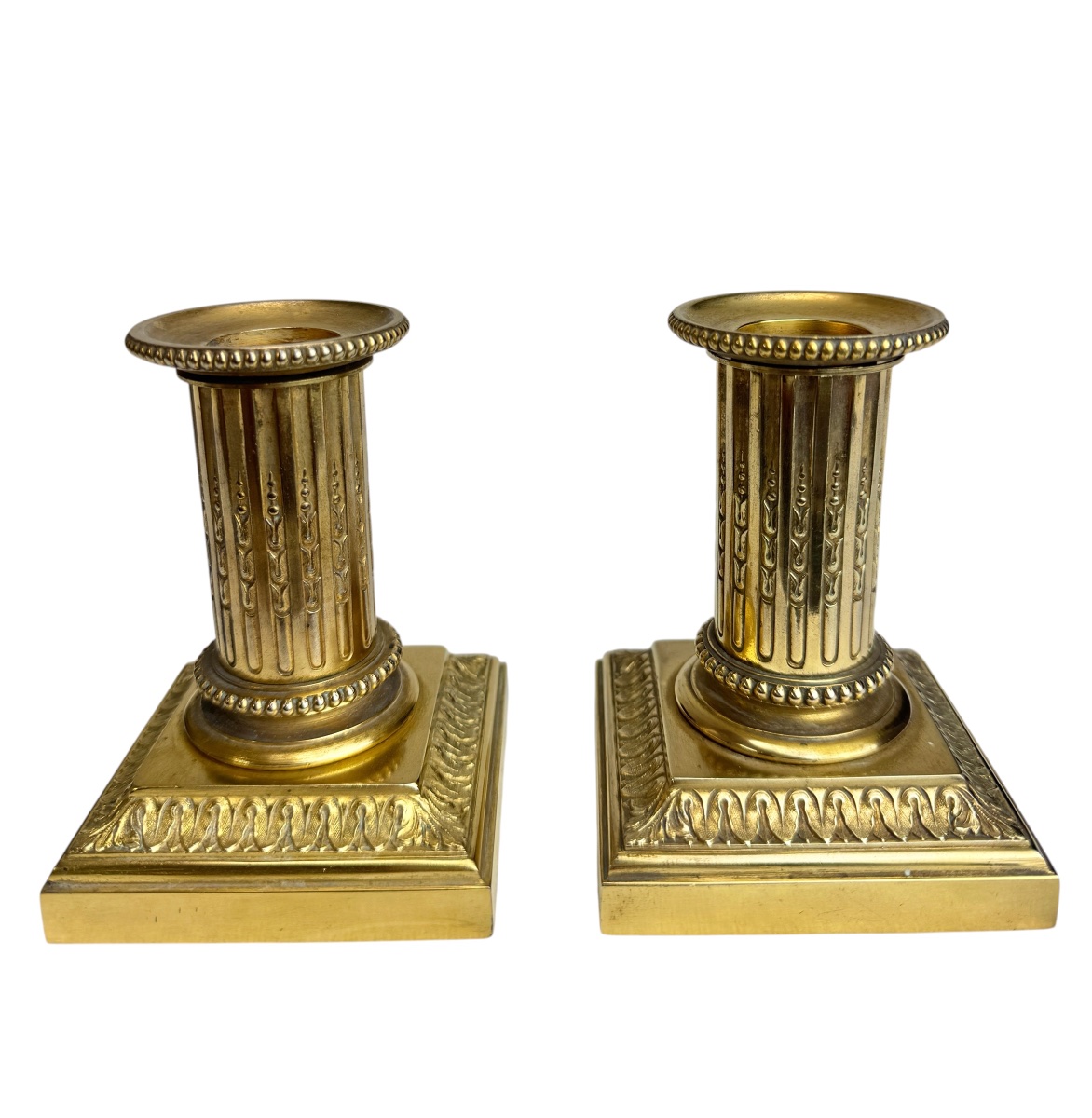 Cailar Bayard - Paire de petits bougeoirs en bronze doré de style Louis XVI. -photo-3