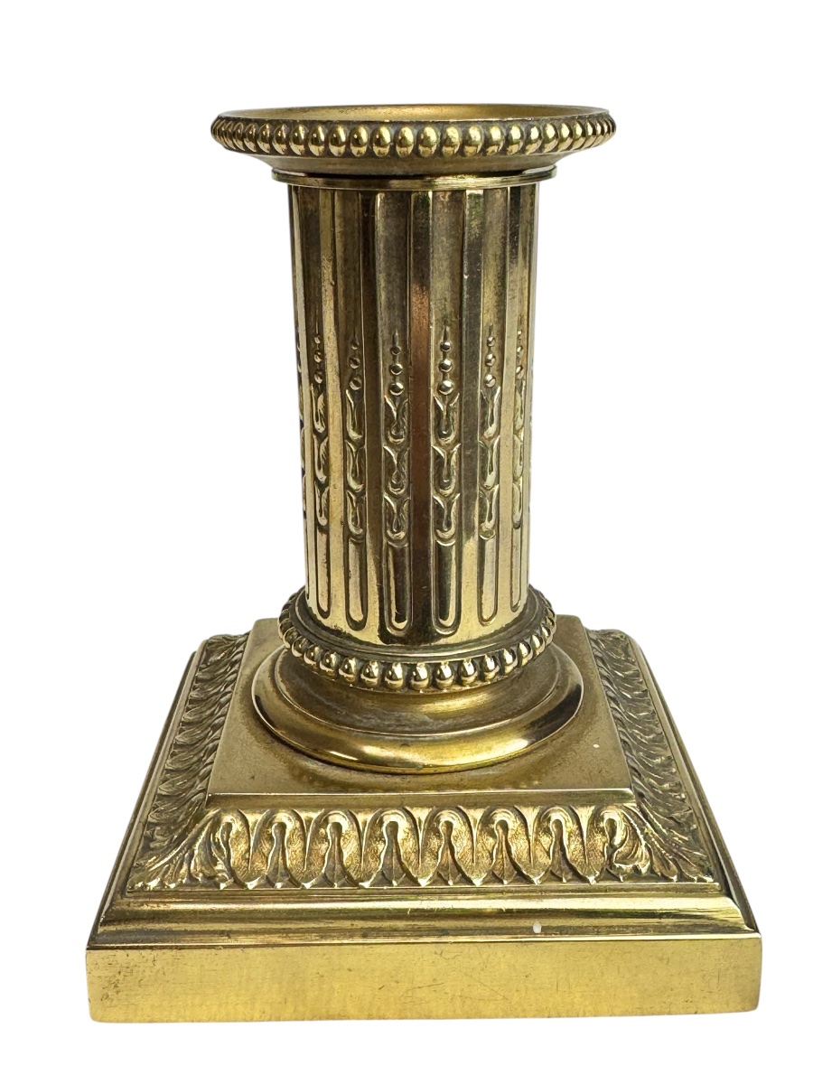 Cailar Bayard - Paire de petits bougeoirs en bronze doré de style Louis XVI. -photo-1