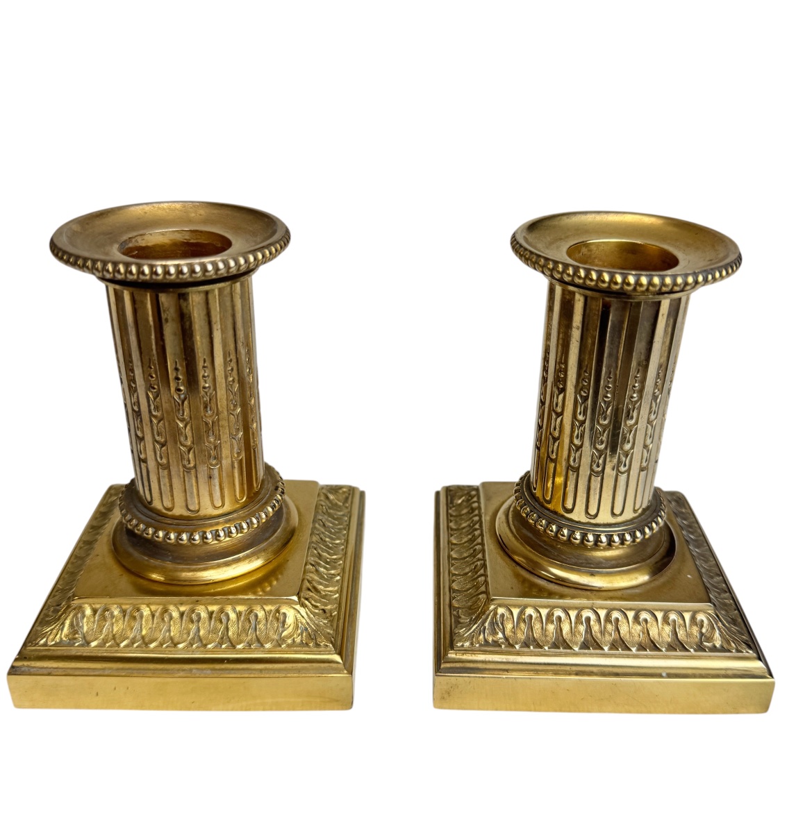 Cailar Bayard - Paire de petits bougeoirs en bronze doré de style Louis XVI. -photo-2