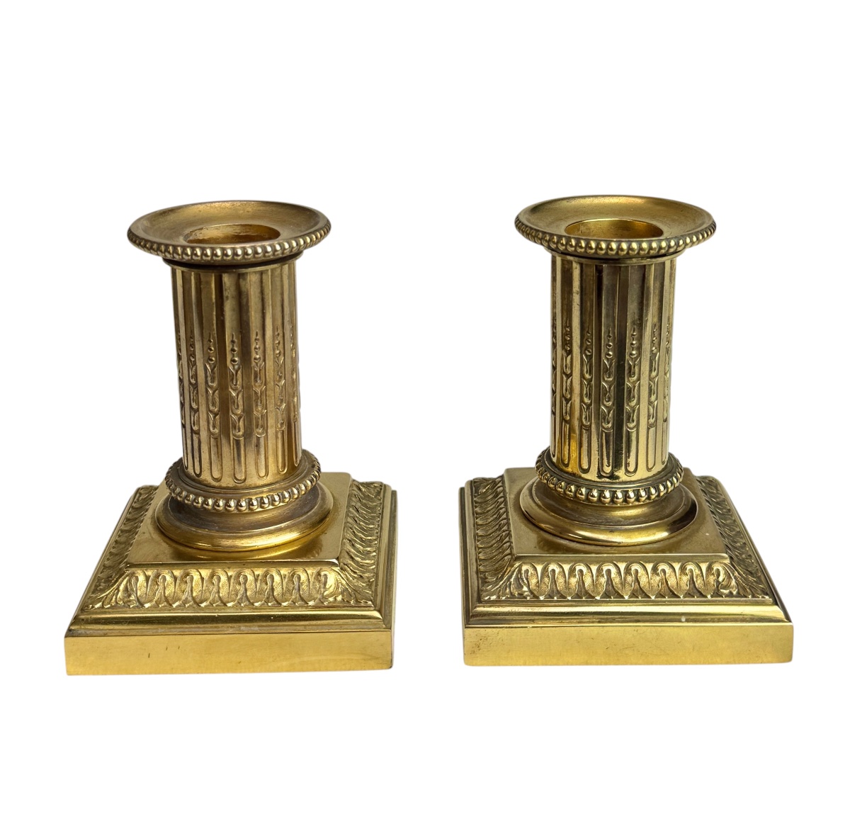Cailar Bayard - Paire de petits bougeoirs en bronze doré de style Louis XVI. 