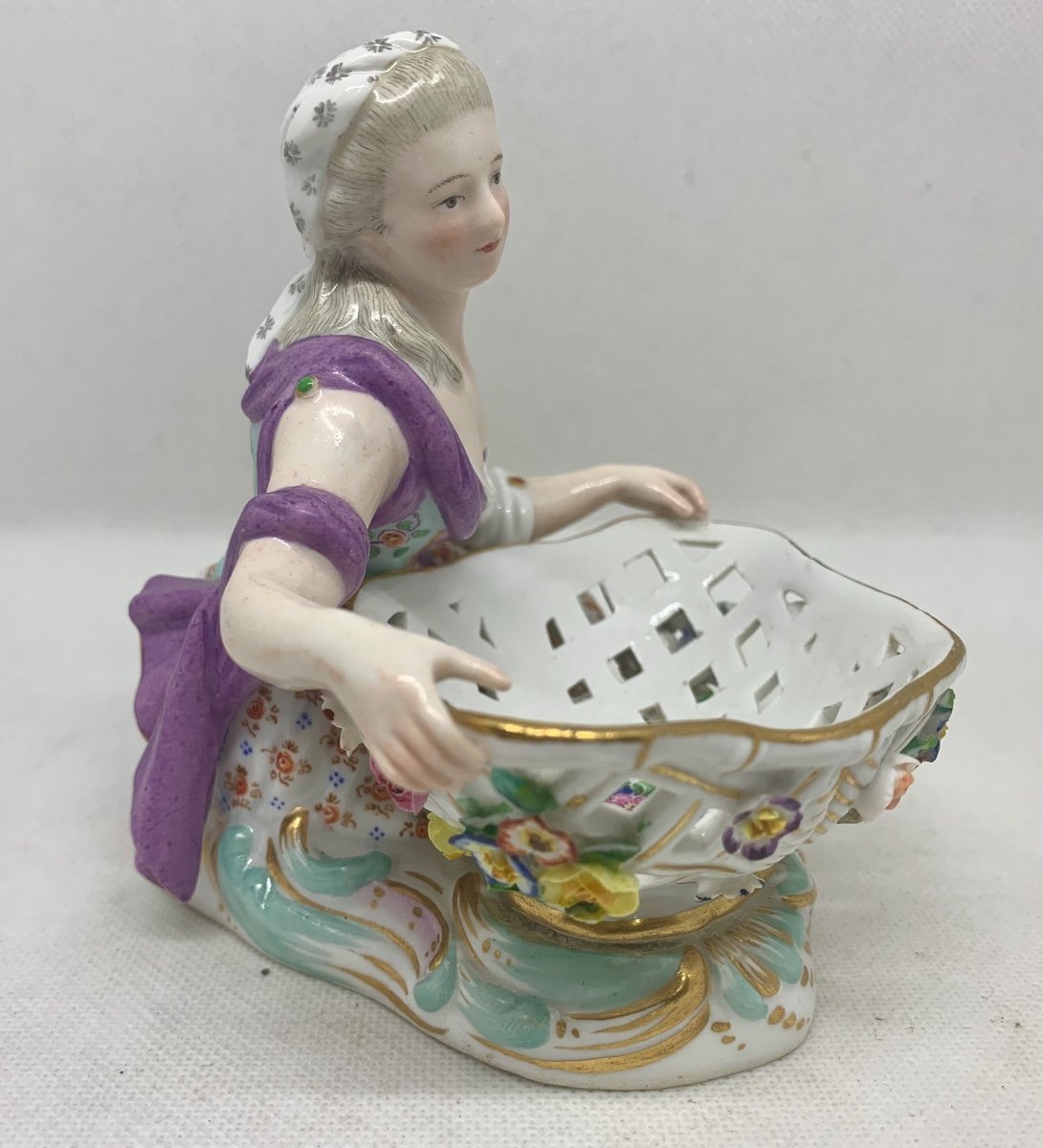 Meissen - Figurine d'une dame allongée.-photo-2