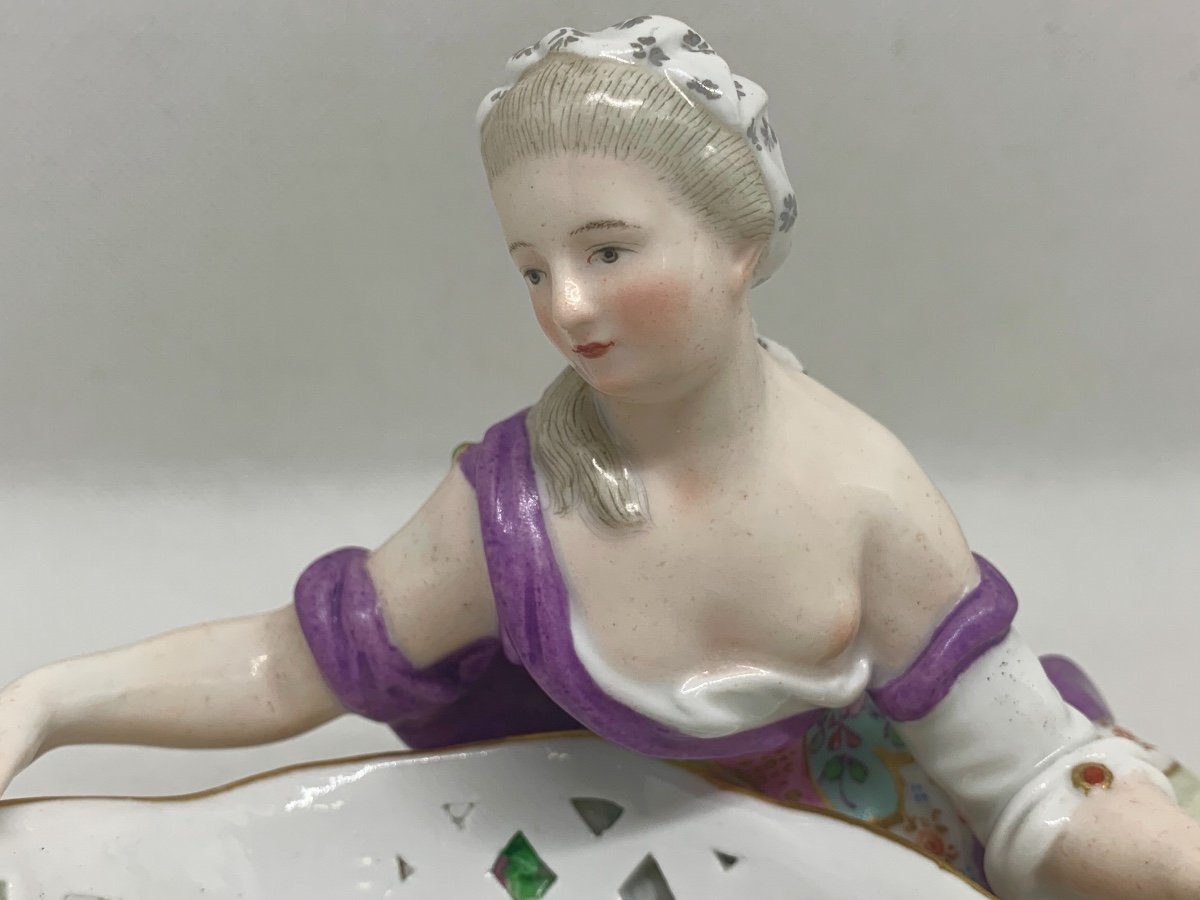 Meissen - Figurine d'une dame allongée.-photo-5