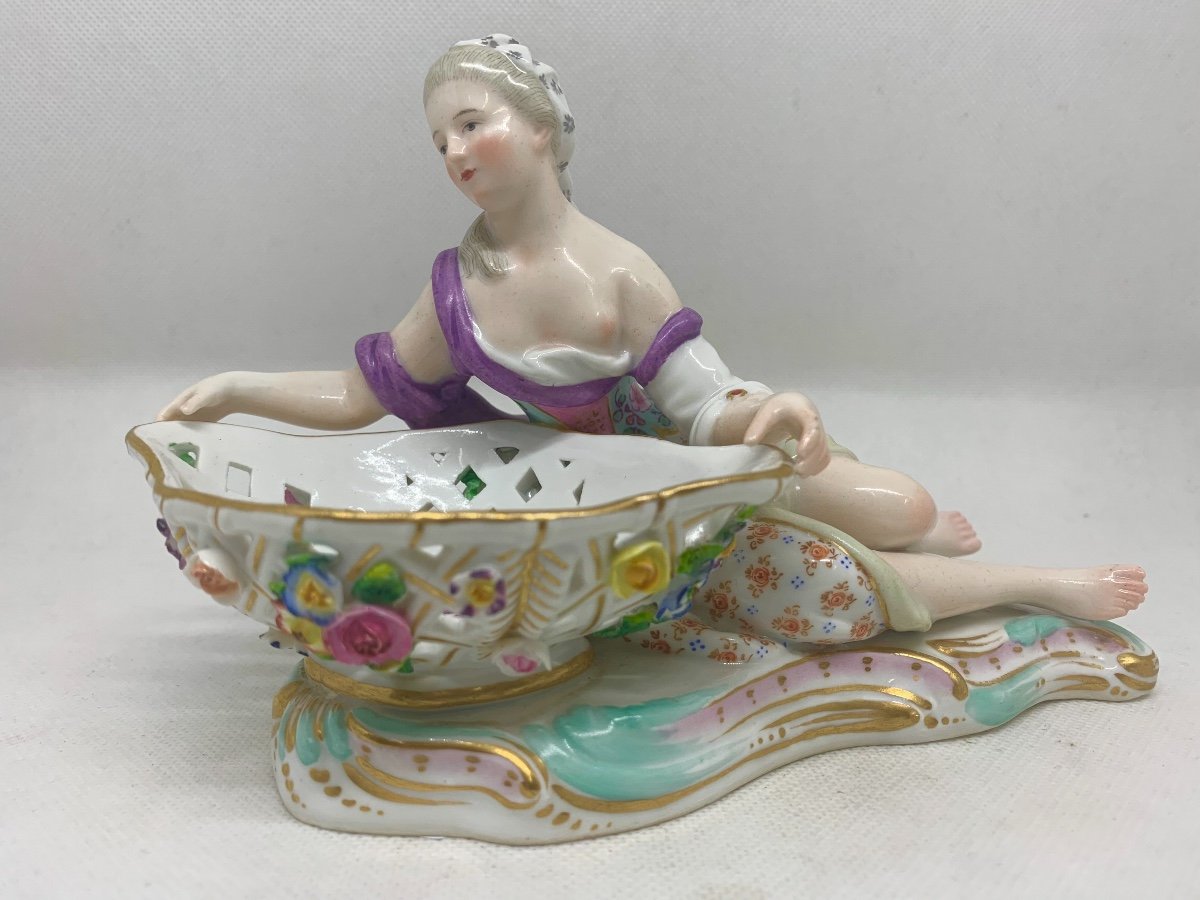 Meissen - Figurine d'une dame allongée.