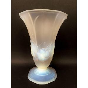 Verlux, Vase Opalescent à Décor Des Raisins 