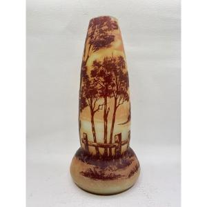 De Vez, vase à décor d’un paysage lacustre