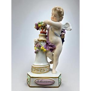 Meissen Figure De Cupidon En Porcelaine "Je les Couronne”