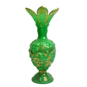 Baccarat, vase en opaline fantaisie