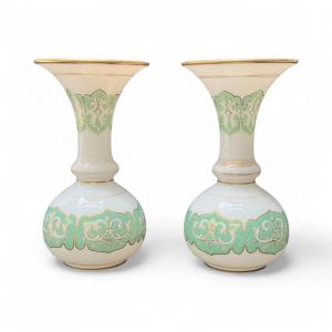 Baccarat - Pair de vases en opaline 