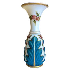 Baccarat - Vase en opaline décor des fleurs et feuilles d'Acanthe