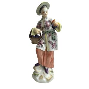Meissen Figurine en porcelaine d’une femme japonaise au panier à vin