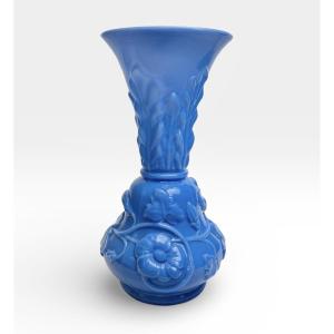 St Louis, vase en opaline modèle feuilles et guirlandes