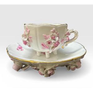 Meissen - Tasse et sous tasse à décor des fleurs et roses. 