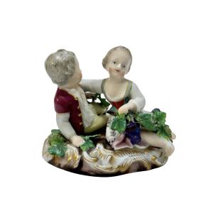 Meissen - Groupe en porcelaine représentant deux enfants avec des raisins 