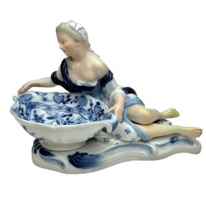 Meissen - Salière ou poivrière en porcelaine, modèle d’une dame à décor a l’oignon.