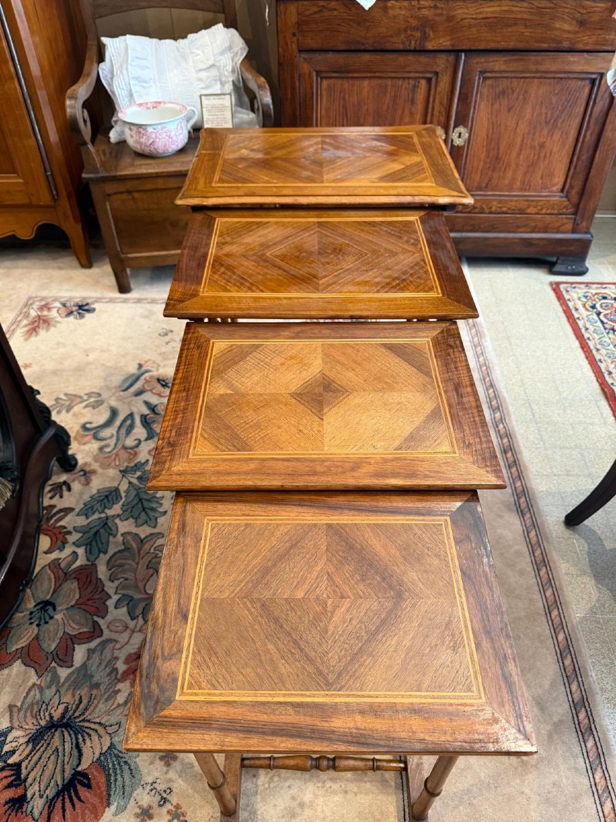 Tables Gigogne en  Marqueterie de Palissandre et Filet de Citronnier, XIXe