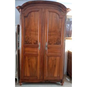 Armoire Louis XV à Chapeau de Gendarme - Noyer et Fruitier - Epoque XVIIIe