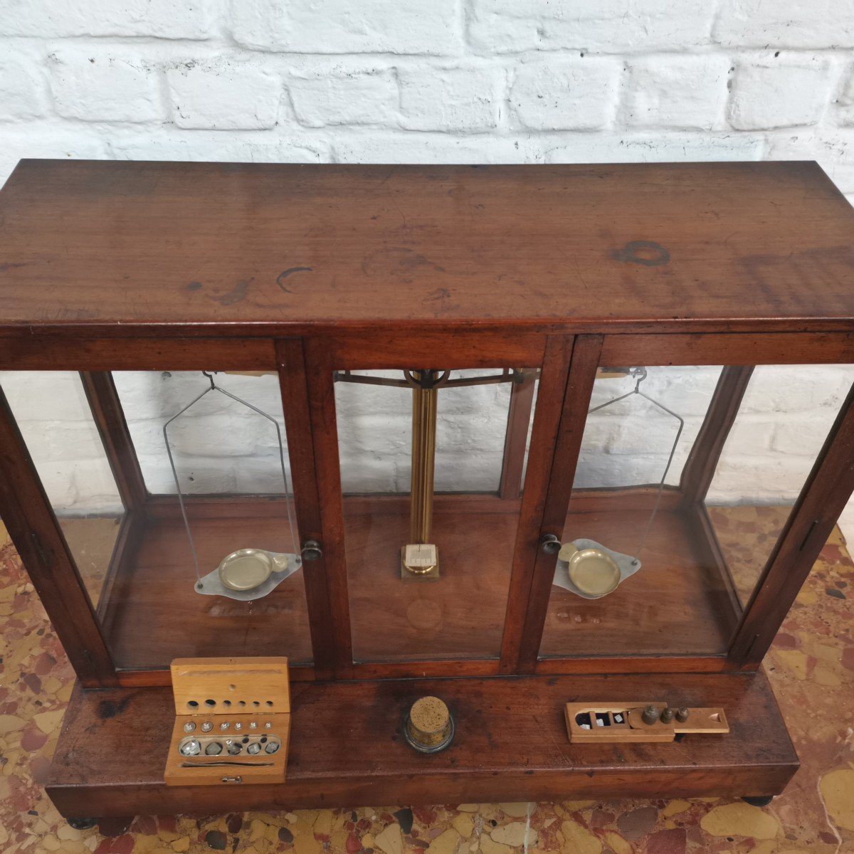  Grande Balance De Pharmacie  ou de  laboratoire. Sous Vitrine -photo-2