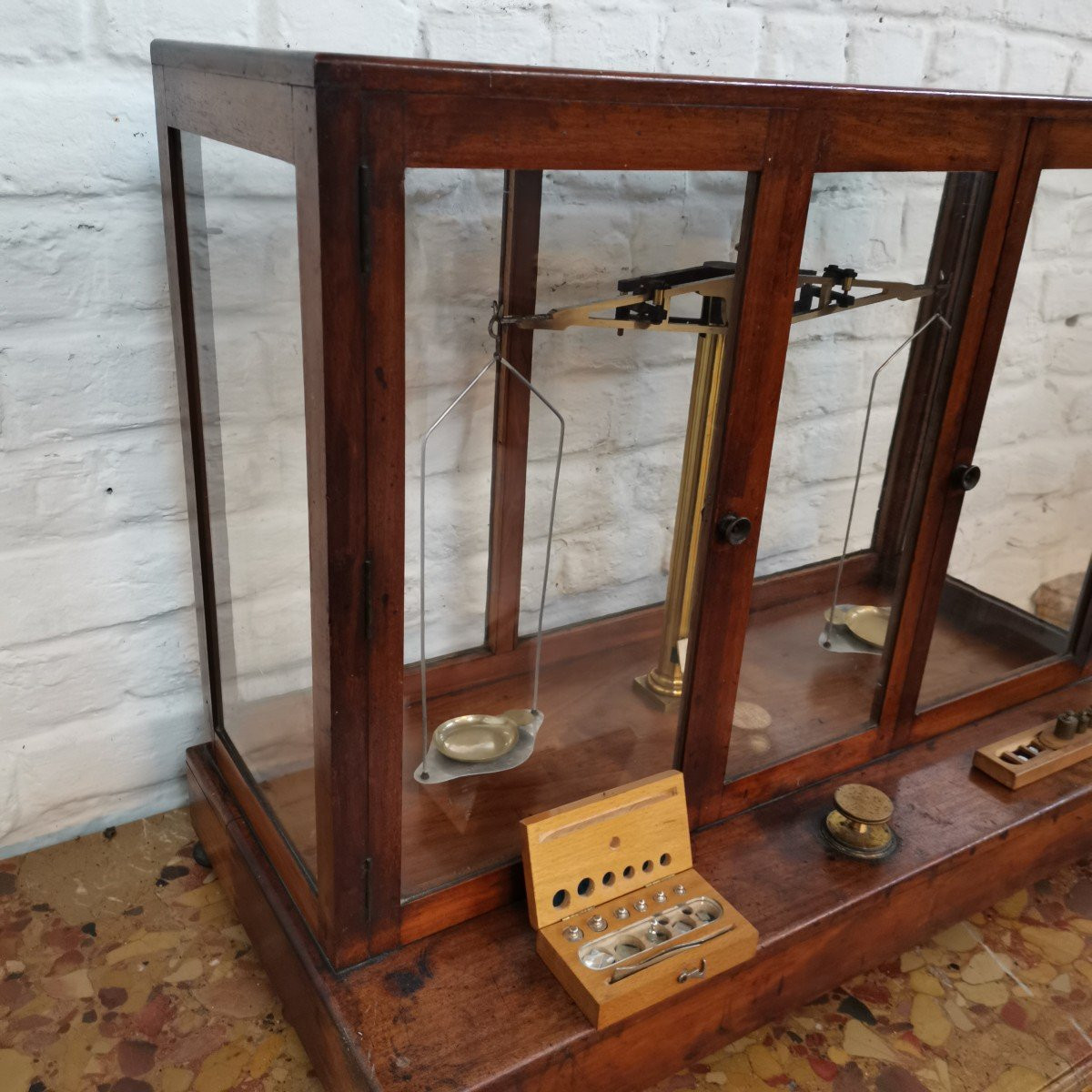  Grande Balance De Pharmacie  ou de  laboratoire. Sous Vitrine -photo-3