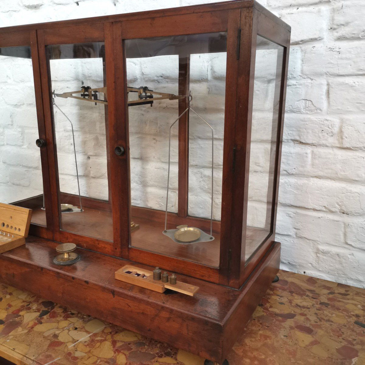  Grande Balance De Pharmacie  ou de  laboratoire. Sous Vitrine -photo-4