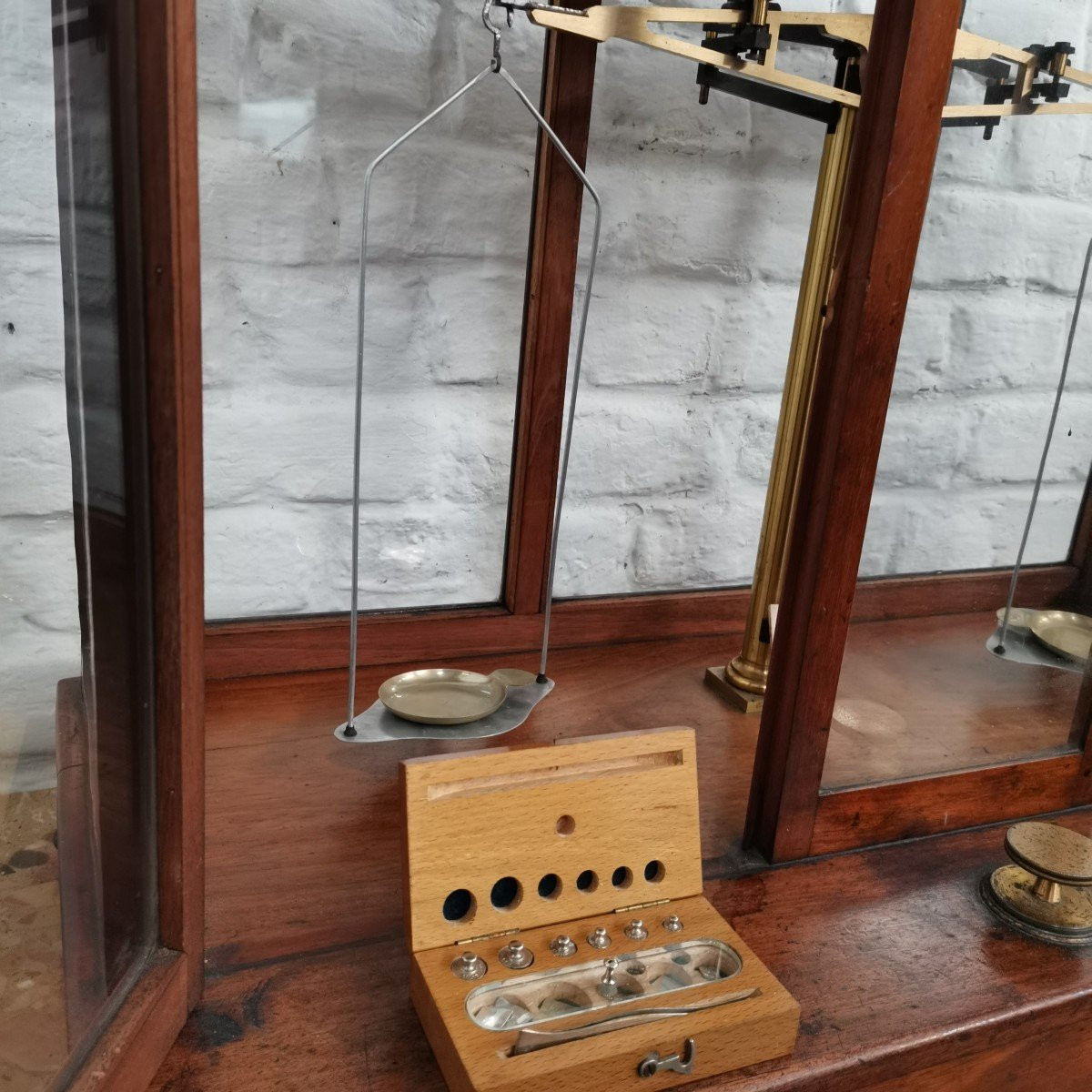  Grande Balance De Pharmacie  ou de  laboratoire. Sous Vitrine -photo-5