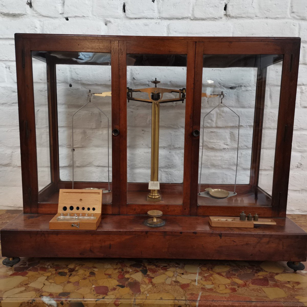  Grande Balance De Pharmacie  ou de  laboratoire. Sous Vitrine 