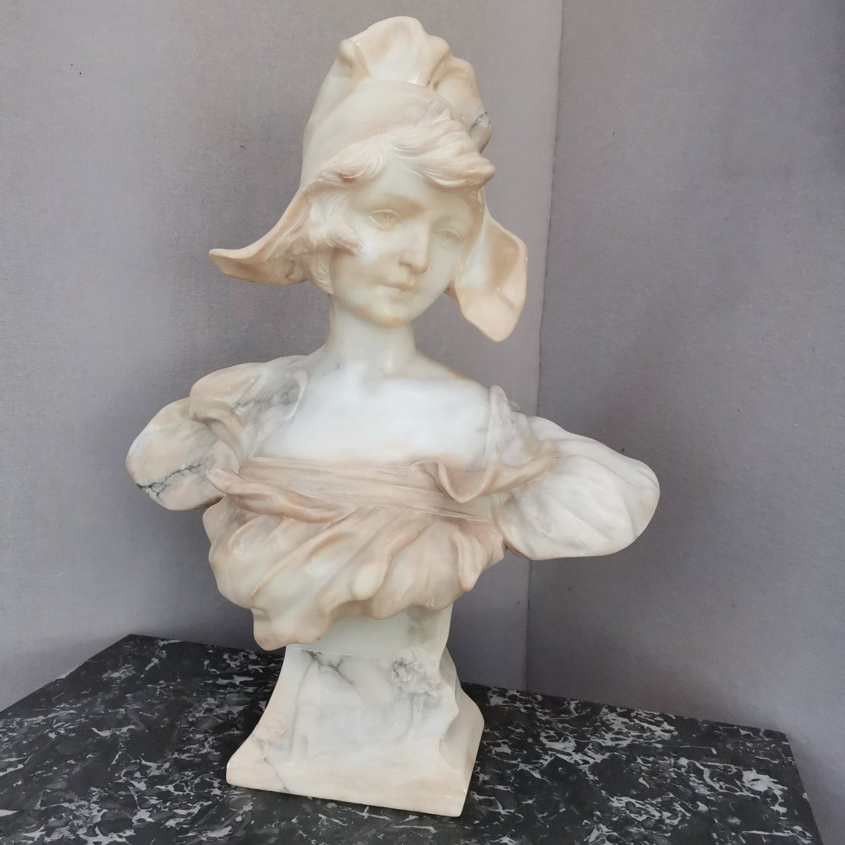 Buste de jeune femme, marbre, Art nouveau