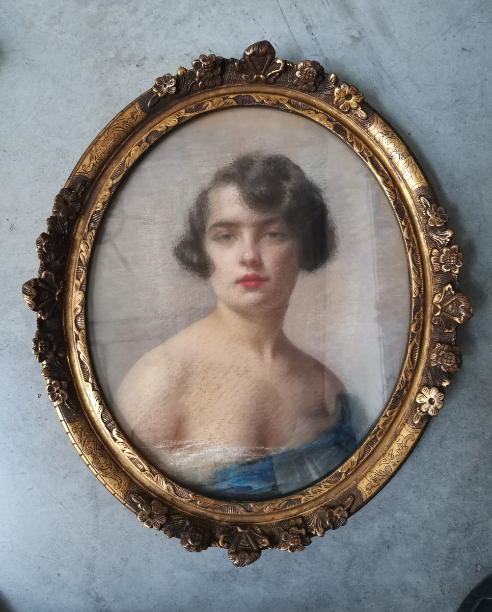 Portrait de jeune femme. Pastel Art Nouveau 