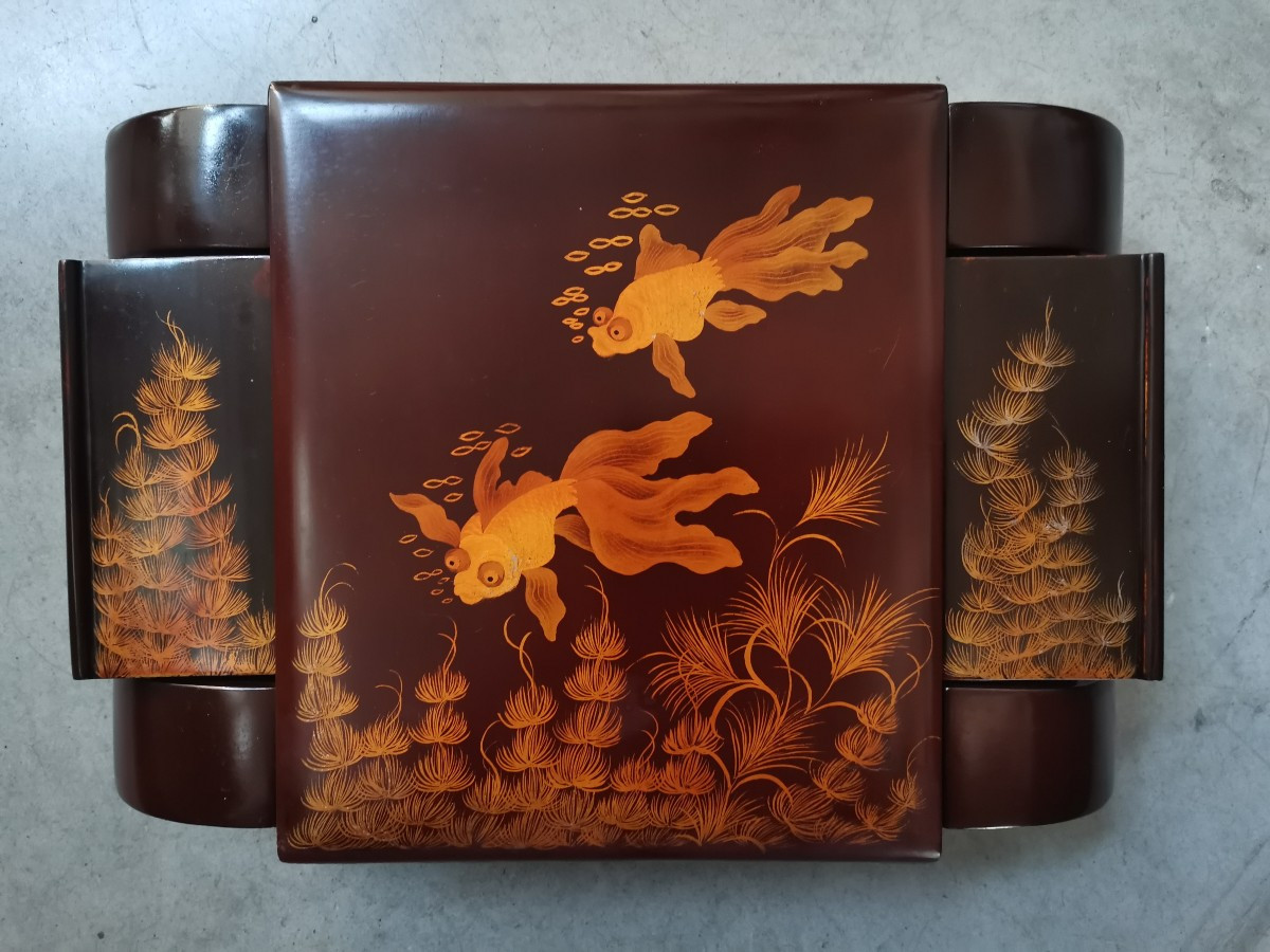 Coffret de toilette et bijoux en laque asiatique 