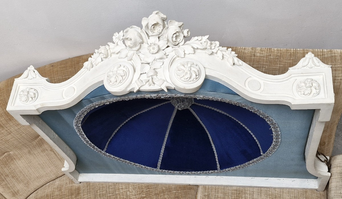 Ciel de lit en bois sculpté laqué blanc à dôme de velours