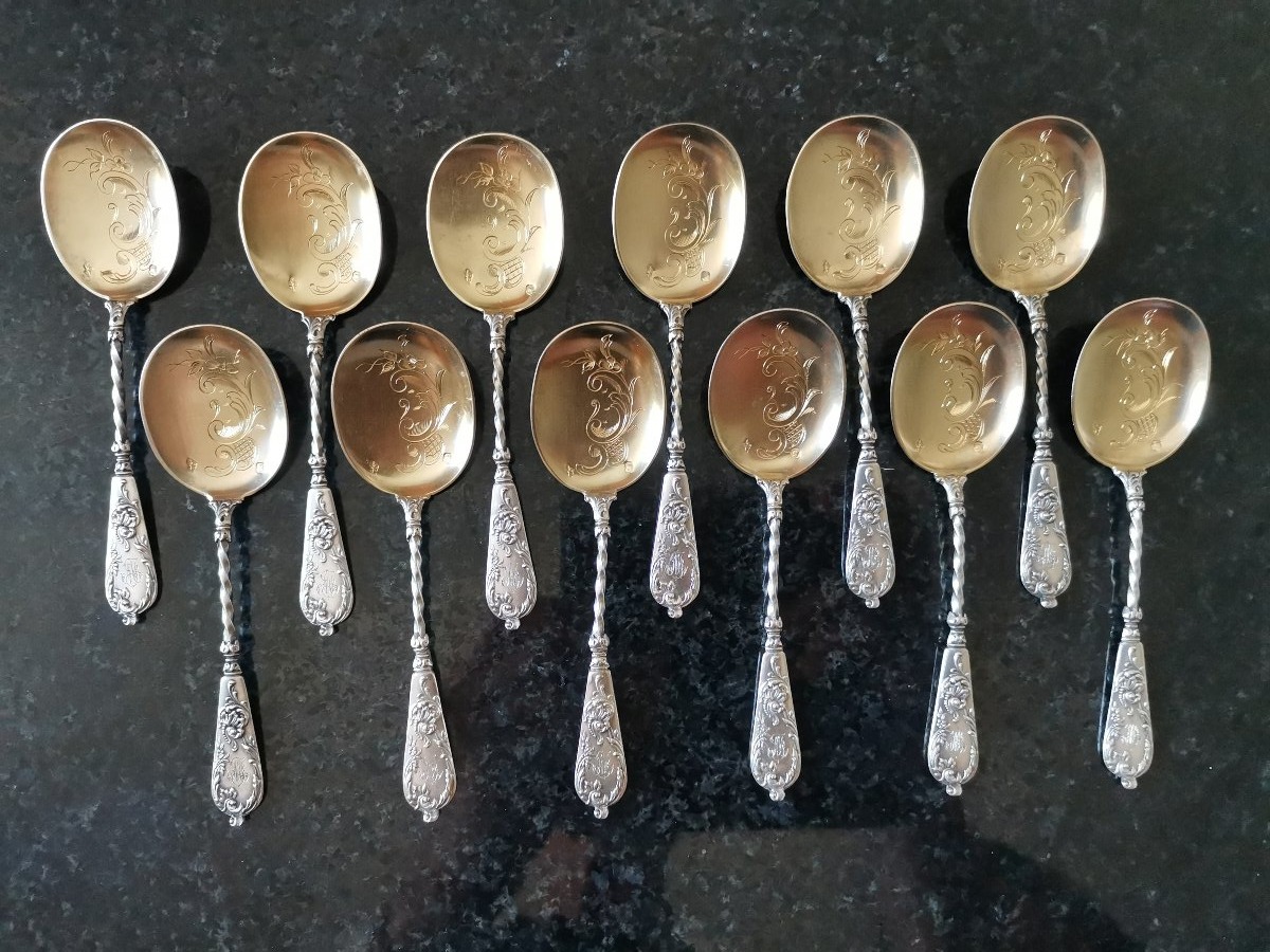 12 cuillères à dessert en argent 