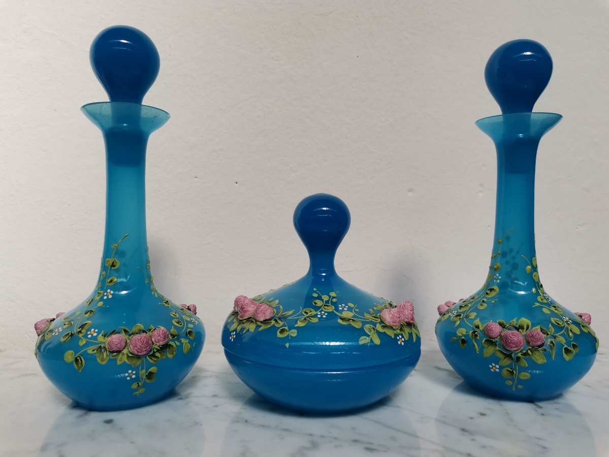 Carafes et bonbonnière en opaline bleue 