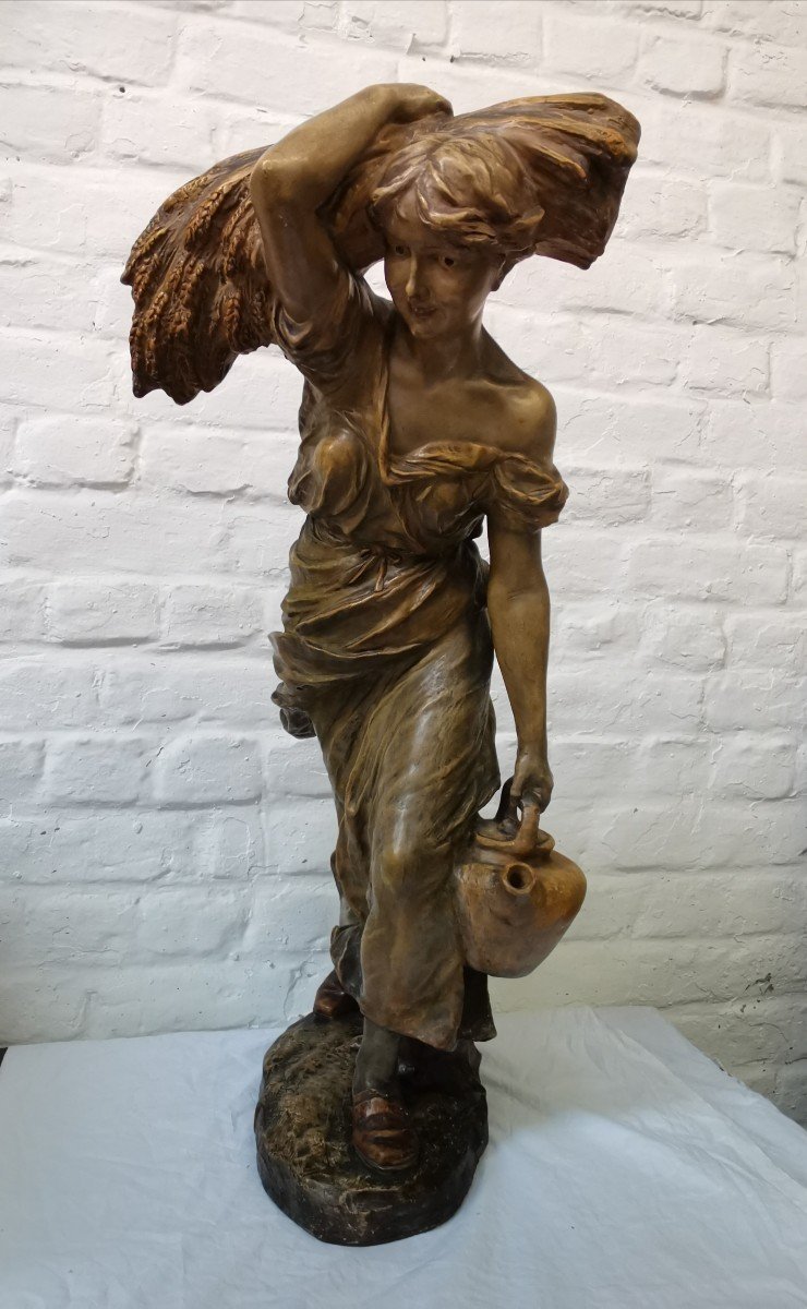 Paysanne à la gerbe. Terre cuite de F. Lugerth