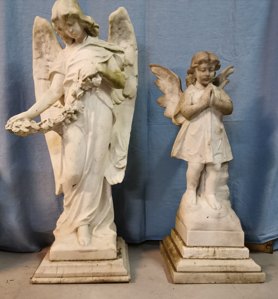 2 Anges En Marbre De Carrare.  H 108 et 90 cm