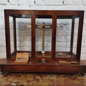  Grande Balance De Pharmacie  ou de  laboratoire. Sous Vitrine 