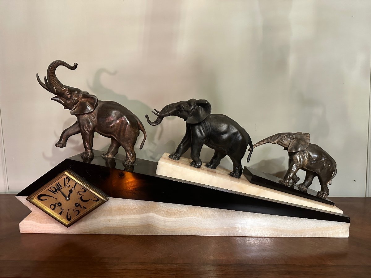 Pendule Aux éléphants D’époque Art - Déco. 