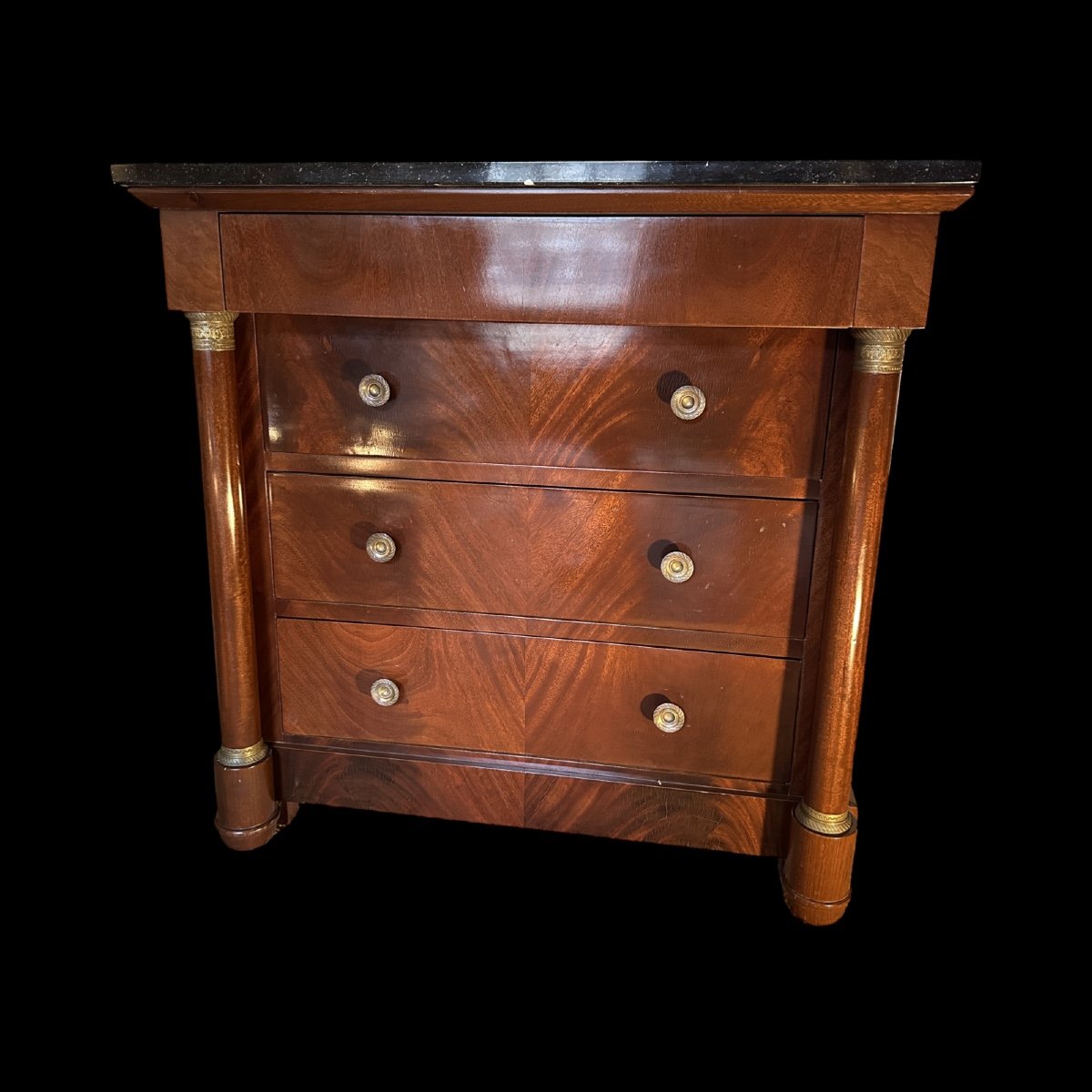 Commode de style Empire en acajou. 